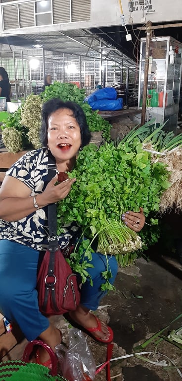 Seorang pedagang daun sop di Pasar Induk Lau Cih (Medan)